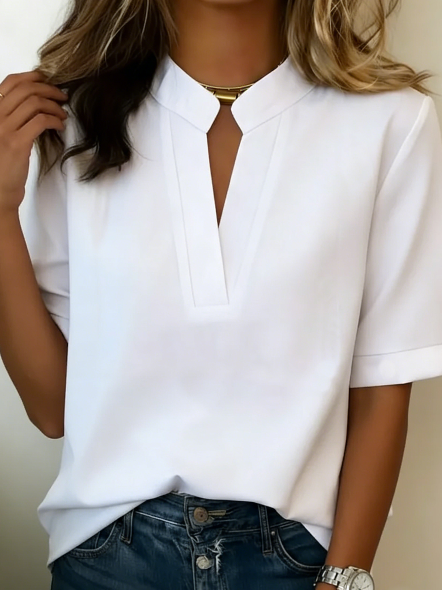 Margaux | Chemisier Chic Col en V et Détail Doré
